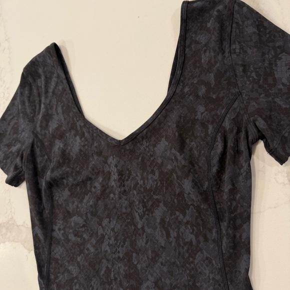 Lululemon Align T-Shirt Hideaway Camo Deep Coal Multi Womens 6 Gray Cropped Yoga - Picture 6 of 11